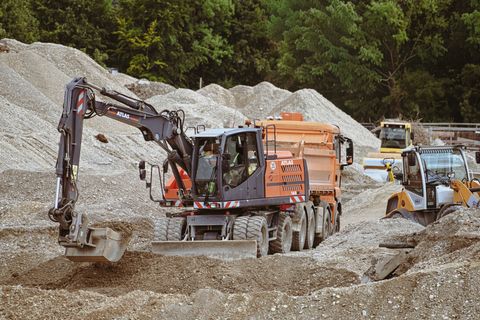 Heavy Construction Machinery: Explore Types, Features, Insights, Suggestions, and Useful Resources